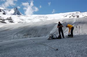 2 Personen vermessen einen Gletscher
