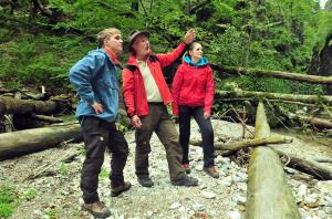 Zwei Personen unternehmen in der Wildnis des Nationalparks Kalkalpen eine Wanderung mit einem Ranger (c) Sieghartsleitner