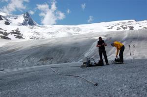 2 Personen vermessen einen Gletscher