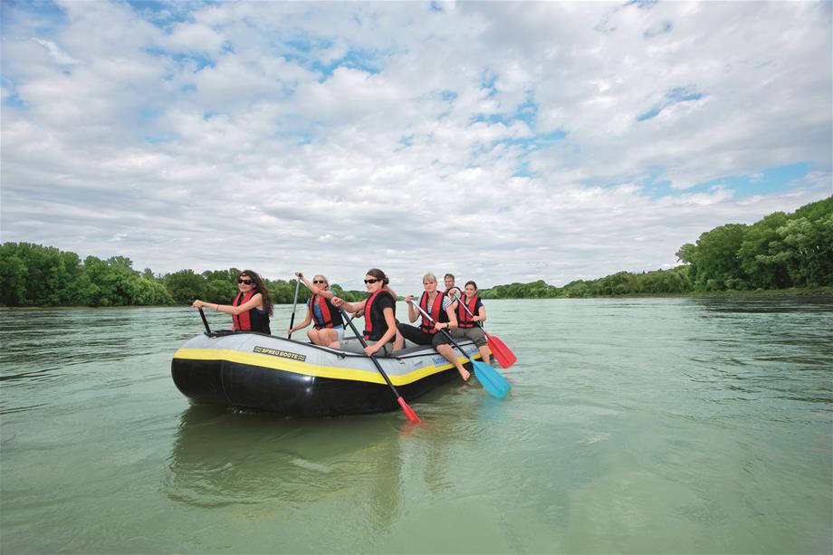 7 People are travelling with a rubber boat on the Danube river