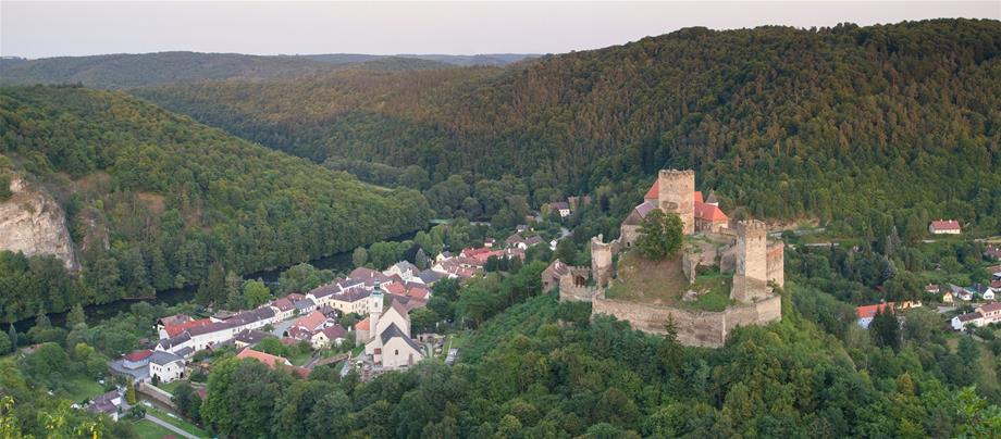 Around the castle of Hardegg are some houses and much forest. At the left side of the picture, you can see the river "Thaya".